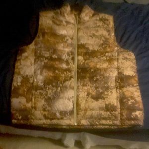 Cabelas men’s camo vest.